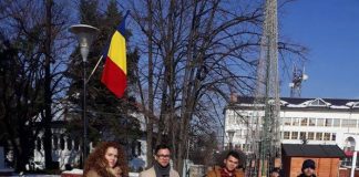 Patru tineri din TNL Gorj l-au așteptat pe ministrul Energiei, la Prefectura Gorj, cu fotografii din carierele CEO