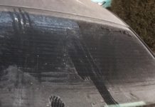 Trei mașini vandalizate în Târgu-Jiu! Făptașul, filmat de o cameră de supraveghere, sare cu picioarele pe un autoturism și își pierde telefonul la locul faptei!