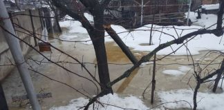 Două gospodării din Râpa, inundate de la o rigolă, care nu preia corespunzător apa rezultată în urma ploilor și din topirea zăpezii