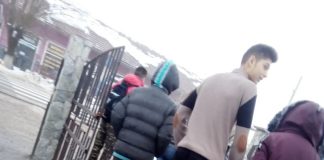 Uniformele pentru elevii unei școli din Câlnic, motiv de controverse în comună! Părinții, reticenți în privința articolelor vestimentare de 200 de lei