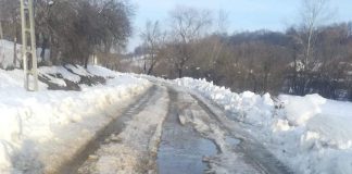 Video: Drumul spre dispensarul și școlile din Samarinești, impracticabil din cauza zăpezii! Doi șoferi au rămas împotmoliți, după ce și-au distrus componente ale autoturismelor