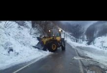 Drumarii îndepărtează zăpada de pe DN 67D Godeanu