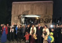 Au venit cu copiii la Poarta Sărutului pentru a se căsători de Revelion!