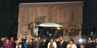 Au venit cu copiii la Poarta Sărutului pentru a se căsători de Revelion!