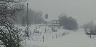 Video: Femeie decedată în satul Pinoasa, îngropată cu ajutorul unui utilaj al Carierei Tismana 1! Drumul înzăpezit spre cimitir, lăsat sub nămeți de primarul Vulpe