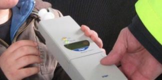 În stare de ebrietate și fără permis, un bărbat a intrat cu mașina în gard