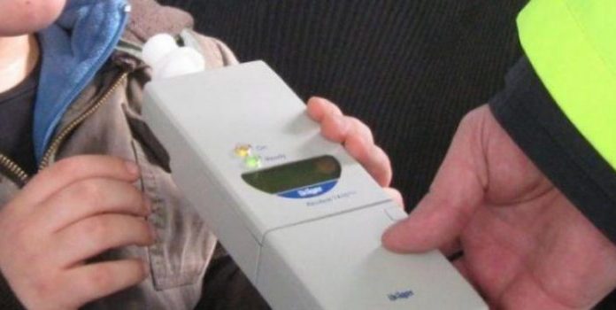 În stare de ebrietate și fără permis, un bărbat a intrat cu mașina în gard