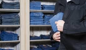 Cercetat după ce a furat o pereche de pantaloni
