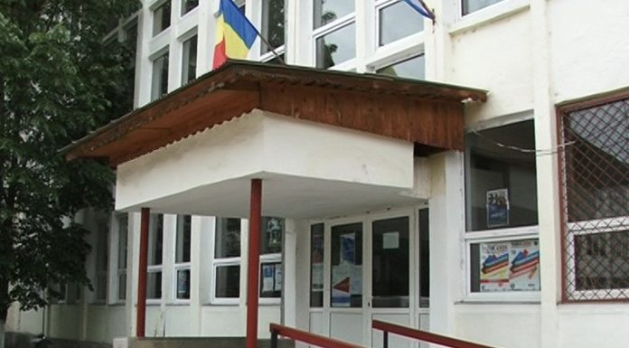 Elevi de la o postliceală din Târgu Jiu, voluntari în școlile în care se vor face teste de salivă