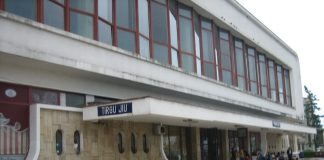 Persoane fără adăpost, lovite cu pumnii și picioarele în gara din Târgu-Jiu