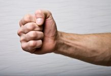 Femeie lovită cu pumnul de propriul frate