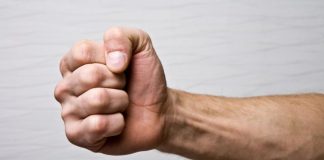 Tată reclamat de fiul minor, pentru că i-ar fi amenințat mama cu moartea