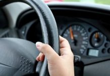 Tânăr fără permis, prins la volanul unui autoturism radiat din circulație