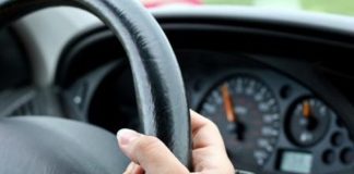 Tânăr fără permis, prins la volanul unui autoturism radiat din circulație