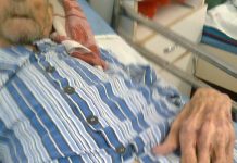 Fiul vitreg al unui septuagenar din Crasna, decedat în urmă cu o săptămână, acuzat de rele tratamente aplicate părintelui și furt