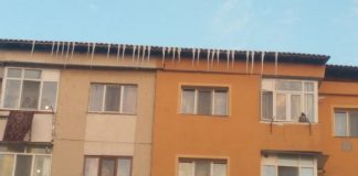 Pompieri de la ISU Gorj au făcut recensământul țurțurilor de pe blocurile din Târgu-Jiu