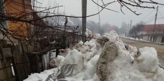 O locuință din Fărcășești, îngropată de zăpada aruncată pe gardul său de autorități!