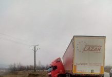 Tir răsturnat în zona Castrului Roman! Se circulă alternativ