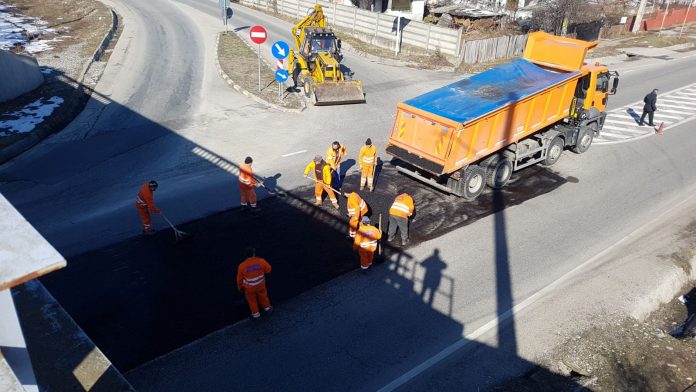 FOTO: Reparații asfaltice pe DN 66