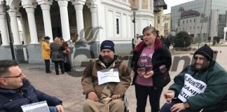 Protest al persoanelor cu handicap în fața Prefecturii