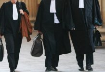 Avocații gorjeni, cu banderole albe pe braț, în semn de protest