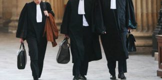 Avocații gorjeni, cu banderole albe pe braț, în semn de protest