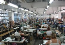 Confecția, scoasă la mezat! Halele și terenurile fabricii, vândute în bloc