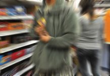 Gălățean prins când fura sticle cu băuturi alcoolice din Carrefour Târgu Jiu