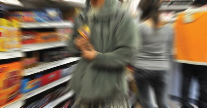 Gălățean prins când fura sticle cu băuturi alcoolice din Carrefour Târgu Jiu