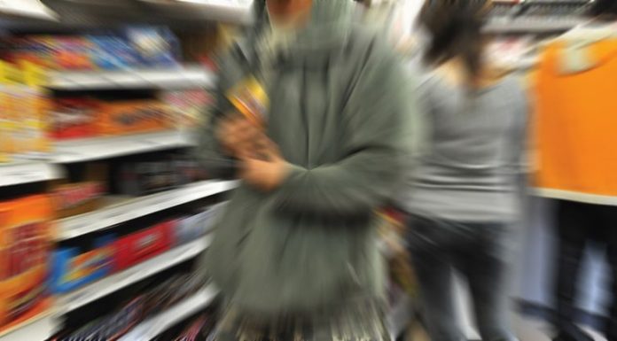 Au furat țigări și alcool. Reținuți pentru 24 de ore