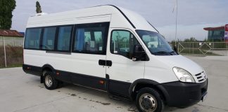 Pasager rănit, după ce șoferul unui microbuz a frânat brusc