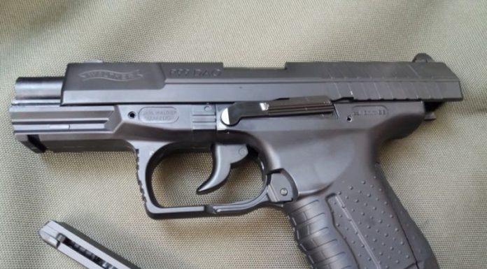 Tânăr din Motru, prins cu pistolul în mașină