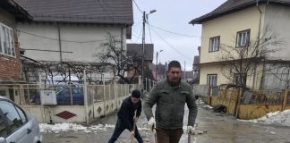 Romii din Meteor, la roabă și lopată pentru a scăpa de gropi!