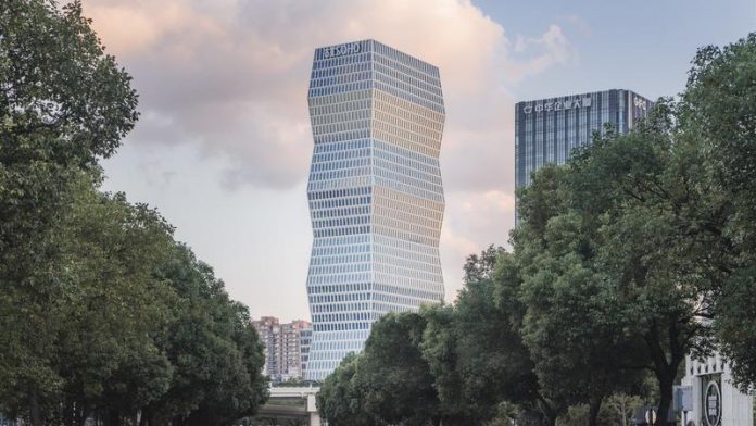 Turn de birouri inspirat de „Coloana Infinitului”, inaugurat la Shanghai