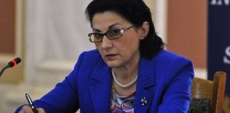 Programa școlară, revizuită: Părinții și profesorii au reclamat încărcarea materiei