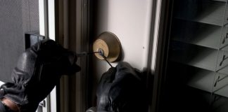 Cercetat pentru furt dintr-o casă nelocuită