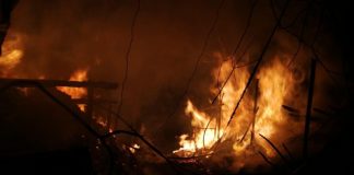 Casă din Novaci, cuprinsă de flăcări de la un incendiu de vegetație