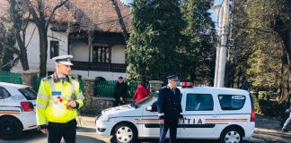 Şoferiţe ,,amendate” cu mărţişoare și flori de poliţişti