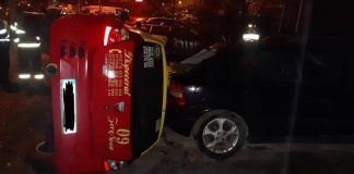 Accident la Motru, între un taxi și trei mașini parcate
