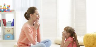 Consilierii școlari, protest cu banderole albe. „Praf aruncat în ochii noștri”