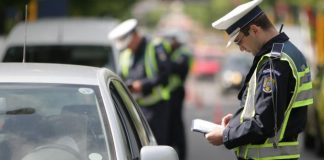 Șofer prins la volanul unui autoturism, după ce poliţiştii i-au retras numerele de înmatriculare