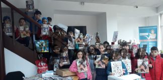 Elevii târgujieni s-au alăturat campaniei „Donezi o jucărie, DĂRUIEŞTI un zâmbet!”