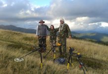 Ei răscolesc pământul Gorjului: „Diverse nimicuri sunt adevărate comori pentru noi”