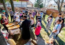 Tradiţiile gorjeneşti, expuse pentru beneficiarii Casei de tip familial din Scoarţa