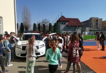 Oamenii legii, în mijlocul elevilor de la Şcoala Gimnazială „Ecaterina Teodoroiu”, de Ziua Poliţiei