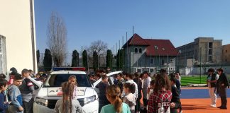 Oamenii legii, în mijlocul elevilor de la Şcoala Gimnazială „Ecaterina Teodoroiu”, de Ziua Poliţiei