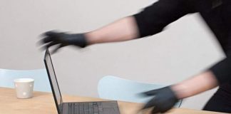 Reținuți după ce au furat un laptop, dintr-un hotel