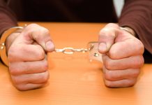 Târgujieni reținuți, după ce au luat cu forța un adolescent, de pe stradă