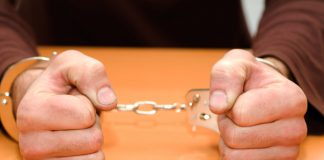 Târgujieni reținuți, după ce au luat cu forța un adolescent, de pe stradă