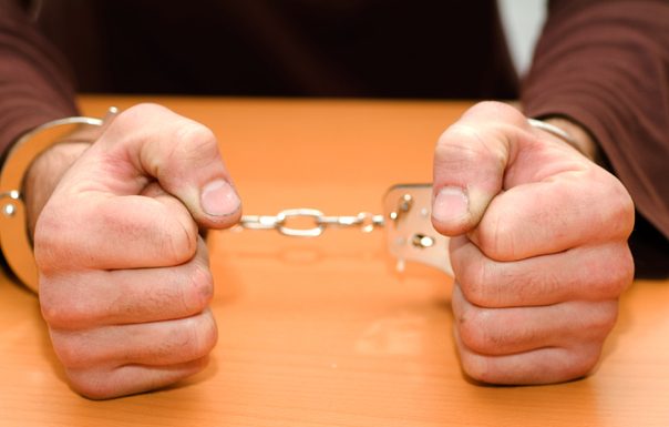 Scoarța: Crăciun după gratii, pentru scandalul făcut în familie! Și-a agresat mama și nepotul